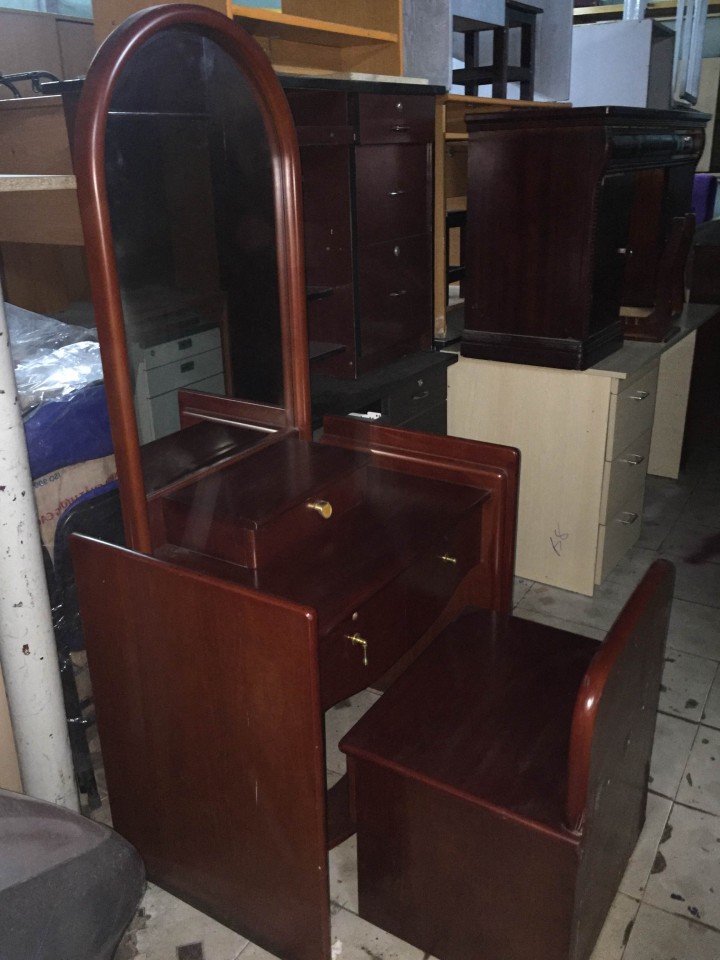 Thanh lý bàn trang điểm chất liệu MDF